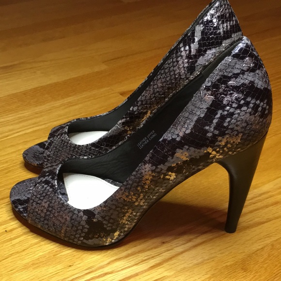 NEW Via Spiga Embry Snake Skin Peep-Toe Heels - Picture 2 of 8